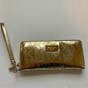 MICHAEL KORS wristlet wallet. Gold shinny! 💛